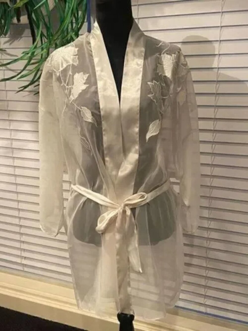 𝅺victoria’s secret sheer robe‎ color is white size medium great condition